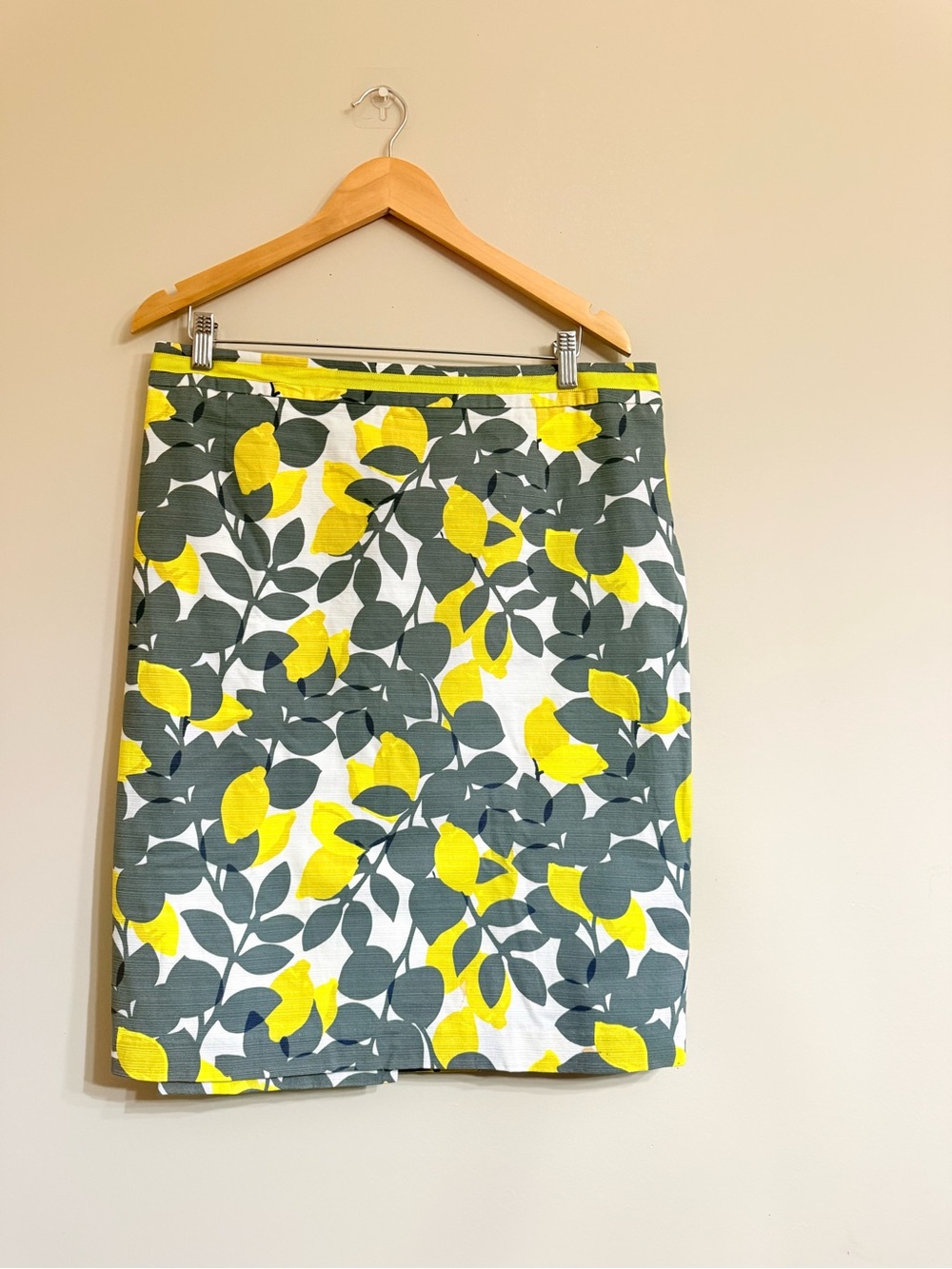 Boden Lemon 🍋 Leaf-Print Pencil Skirt